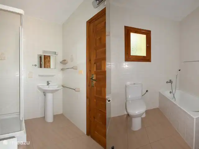 Villa Preciosa | Benissa | Moraira | Espagne, Costa Blanca, Benissa - villa Salle de bain 1 avec douche, baignoire, lavabo et WC