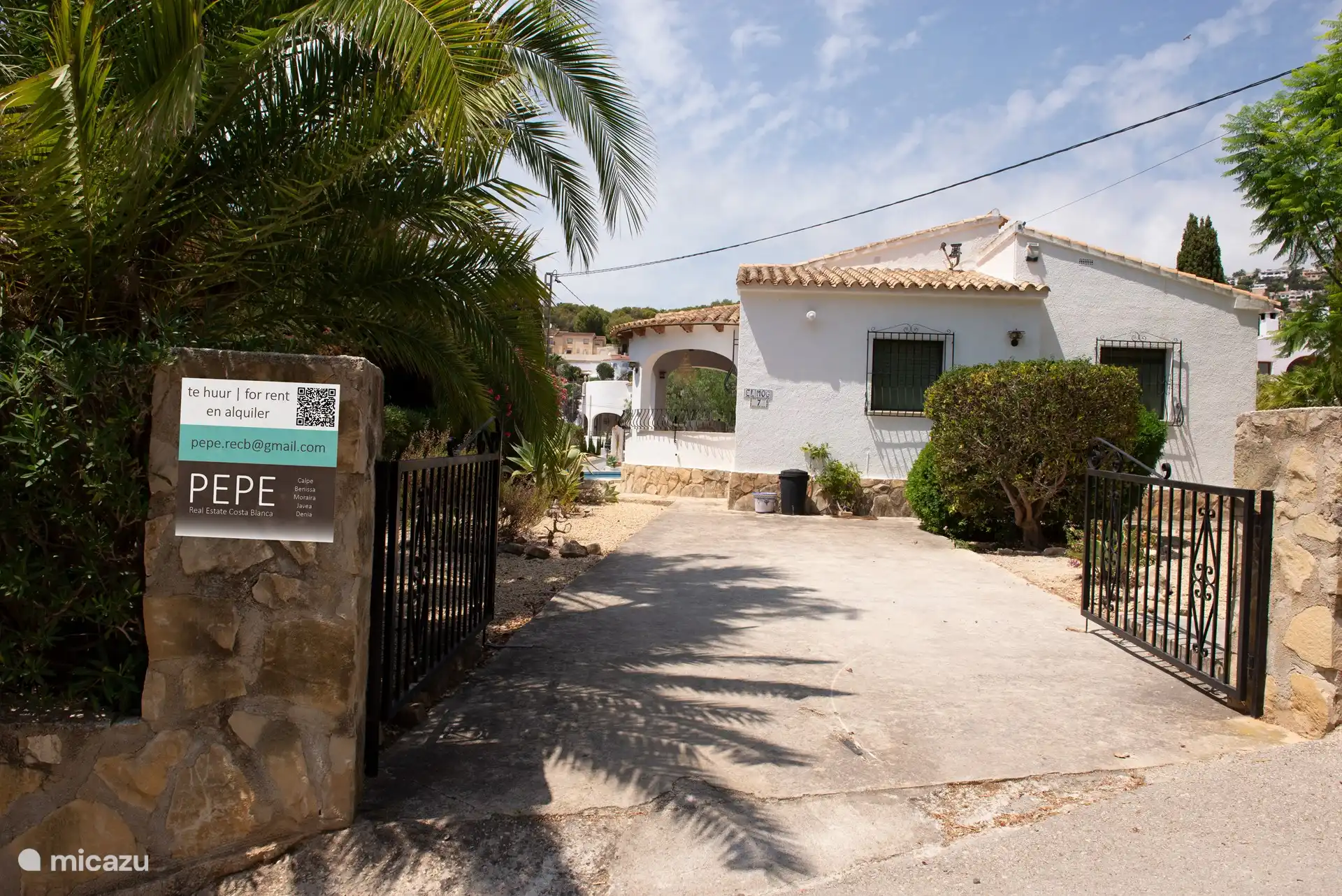 Vorderansicht der Villa mit Tor und Einfahrt