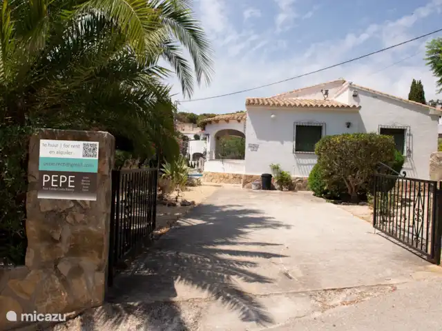 Villa Preciosa | Benissa | Moraira | Espagne, Costa Blanca, Benissa - villa Villa vue de face avec portail et allée