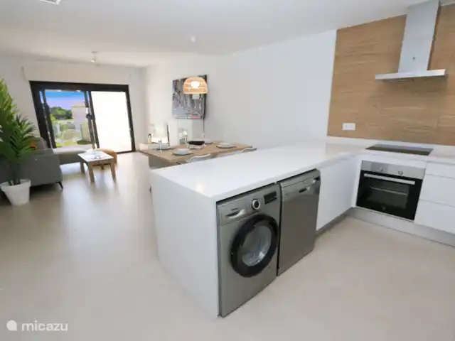 Vue panoramique du golf | Espagne, Costa Blanca, Pilar de la Horadada - appartement La cuisine moderne avec lave-vaisselle, machine à laver, four et autres appareils.