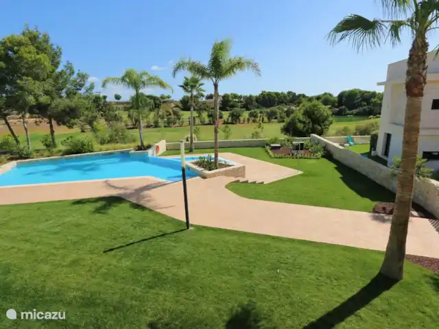 Vue panoramique du golf | Espagne, Costa Blanca, Pilar de la Horadada - appartement Accès et vue d’ensemble de la piscine commune avec solarium commun.