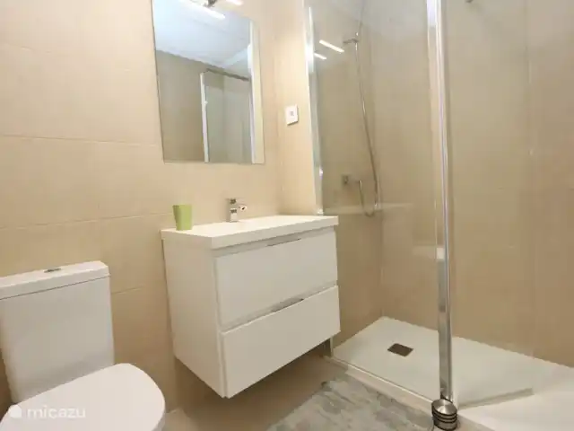 Vue panoramique du golf | Espagne, Costa Blanca, Pilar de la Horadada - appartement L’une des deux salles de bains avec douche à l’italienne spacieuse, toilettes et lavabo.