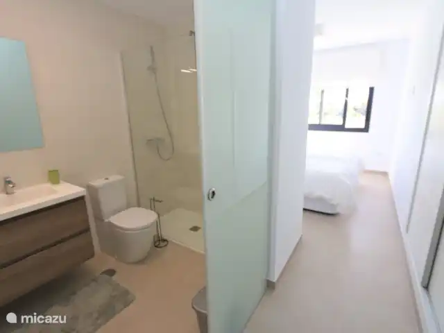 Vue panoramique du golf | Espagne, Costa Blanca, Pilar de la Horadada - appartement L’une des deux salles de bains avec douche à l’italienne spacieuse, toilettes et lavabo.