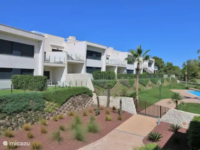 Vue panoramique du golf | Espagne, Costa Blanca, Pilar de la Horadada - appartement Vue de la façade de l’arrière avec les jardins et terrasses privatifs.