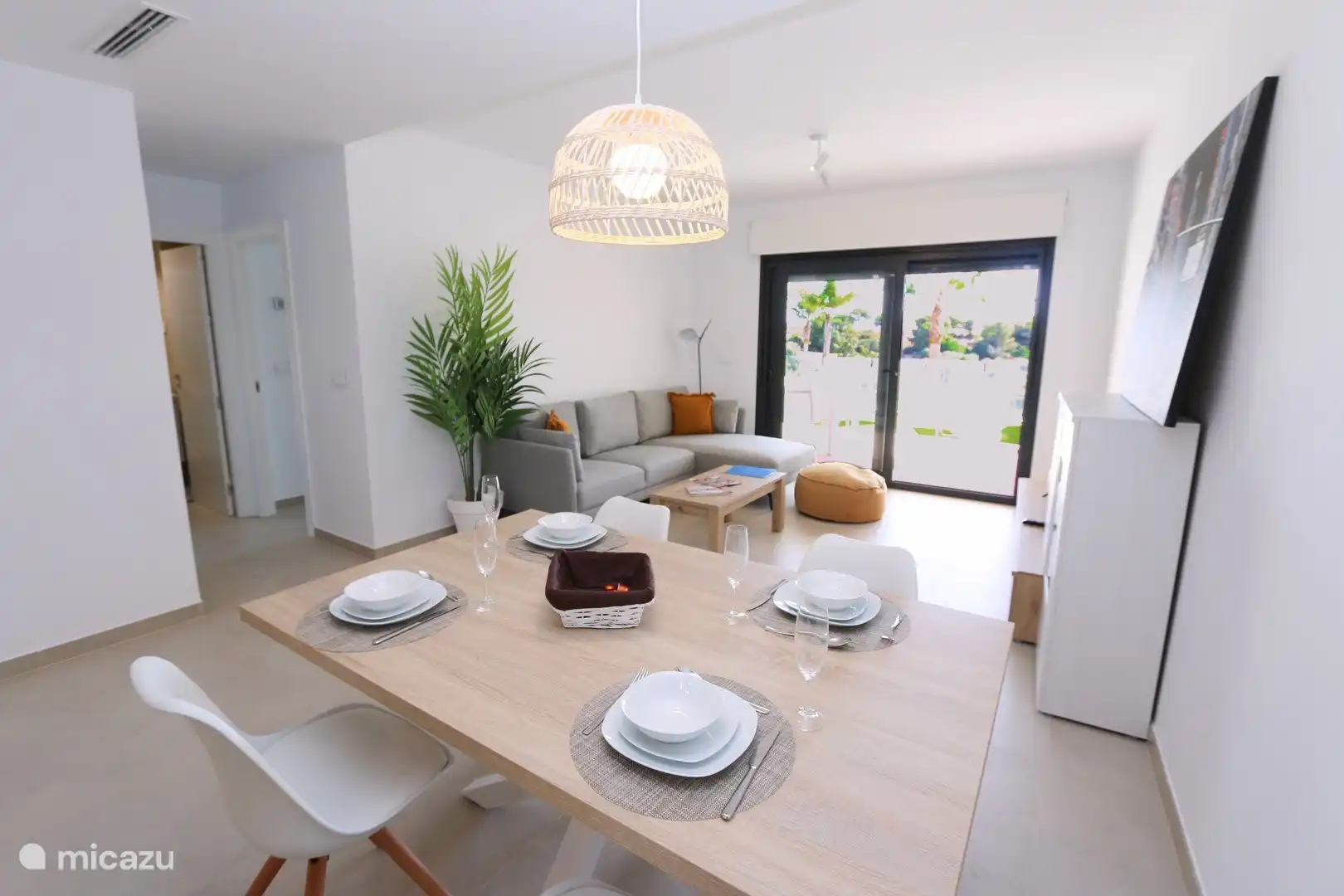 Geräumiges Wohnzimmer mit Esstisch und bequemem Sofa.