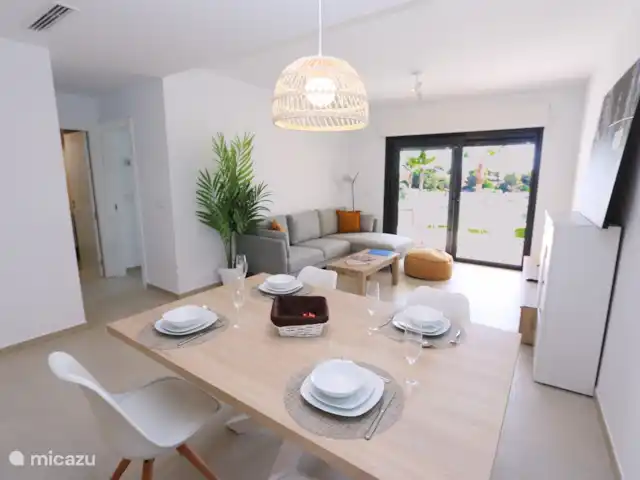 Vue panoramique du golf | Espagne, Costa Blanca, Pilar de la Horadada - appartement Salon spacieux avec table à manger et canapé confortable.