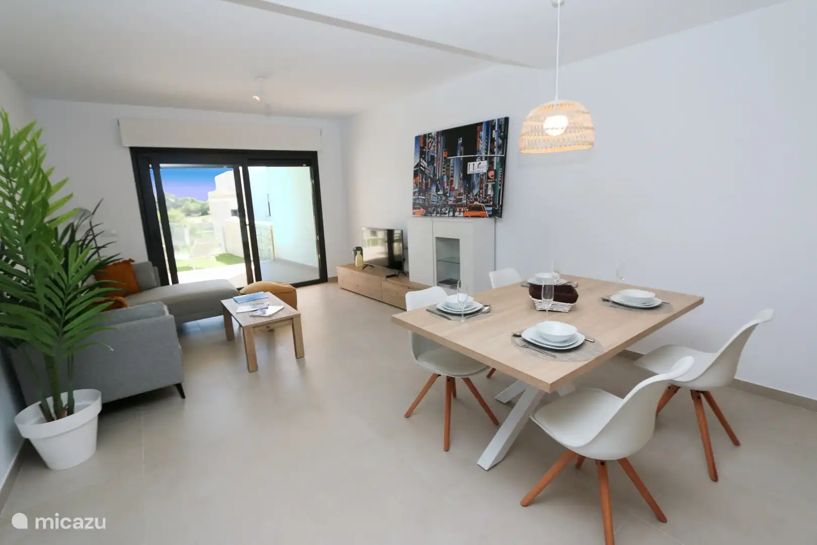 Geräumiges Wohnzimmer mit Essbereich und Sofa.