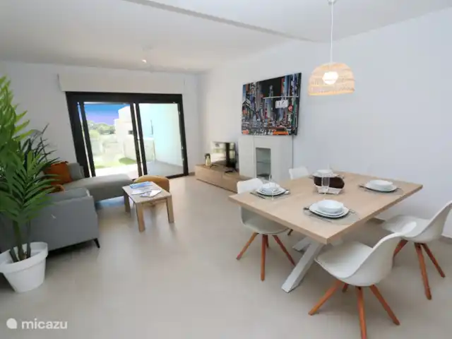 Vue panoramique du golf | Espagne, Costa Blanca, Pilar de la Horadada - appartement Salon spacieux avec coin repas et canapé.