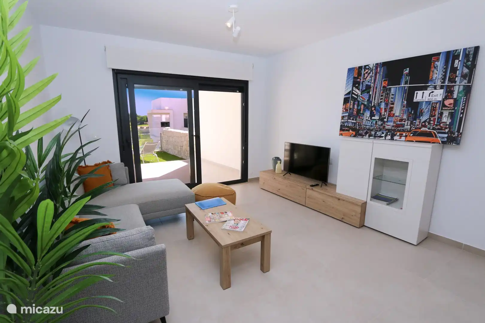 Sitzecke mit modernem Fernseher (das Gemälde hängt jetzt ordentlich an der Wand).