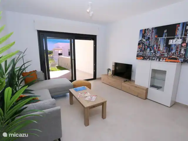 Vue panoramique du golf | Espagne, Costa Blanca, Pilar de la Horadada - appartement Coin salon avec télévision moderne (le tableau est maintenant soigneusement accroché au mur).