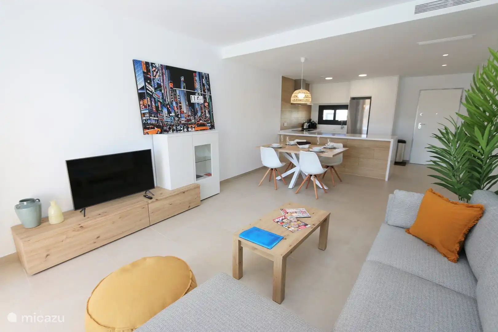 Blick auf die moderne Küche von der Sitzecke aus.