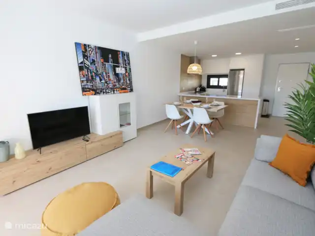 Vue panoramique du golf | Espagne, Costa Blanca, Pilar de la Horadada - appartement Vue sur la cuisine moderne depuis le coin salon.