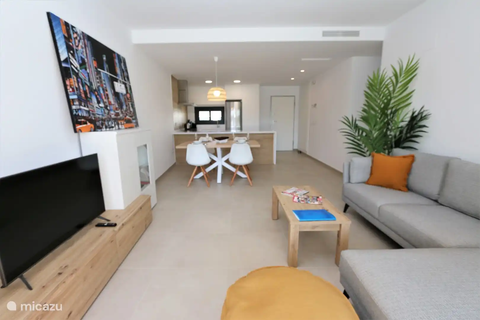 Überblick über das Wohnzimmer und die Küche.