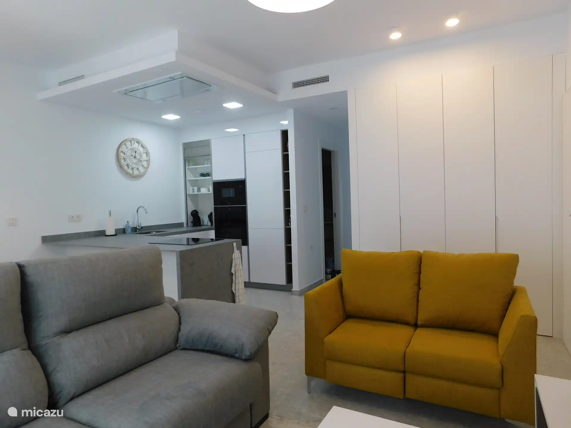 Gemütliche Sitzecke und Stauschränke im Wohnzimmer für Mäntel etc. 