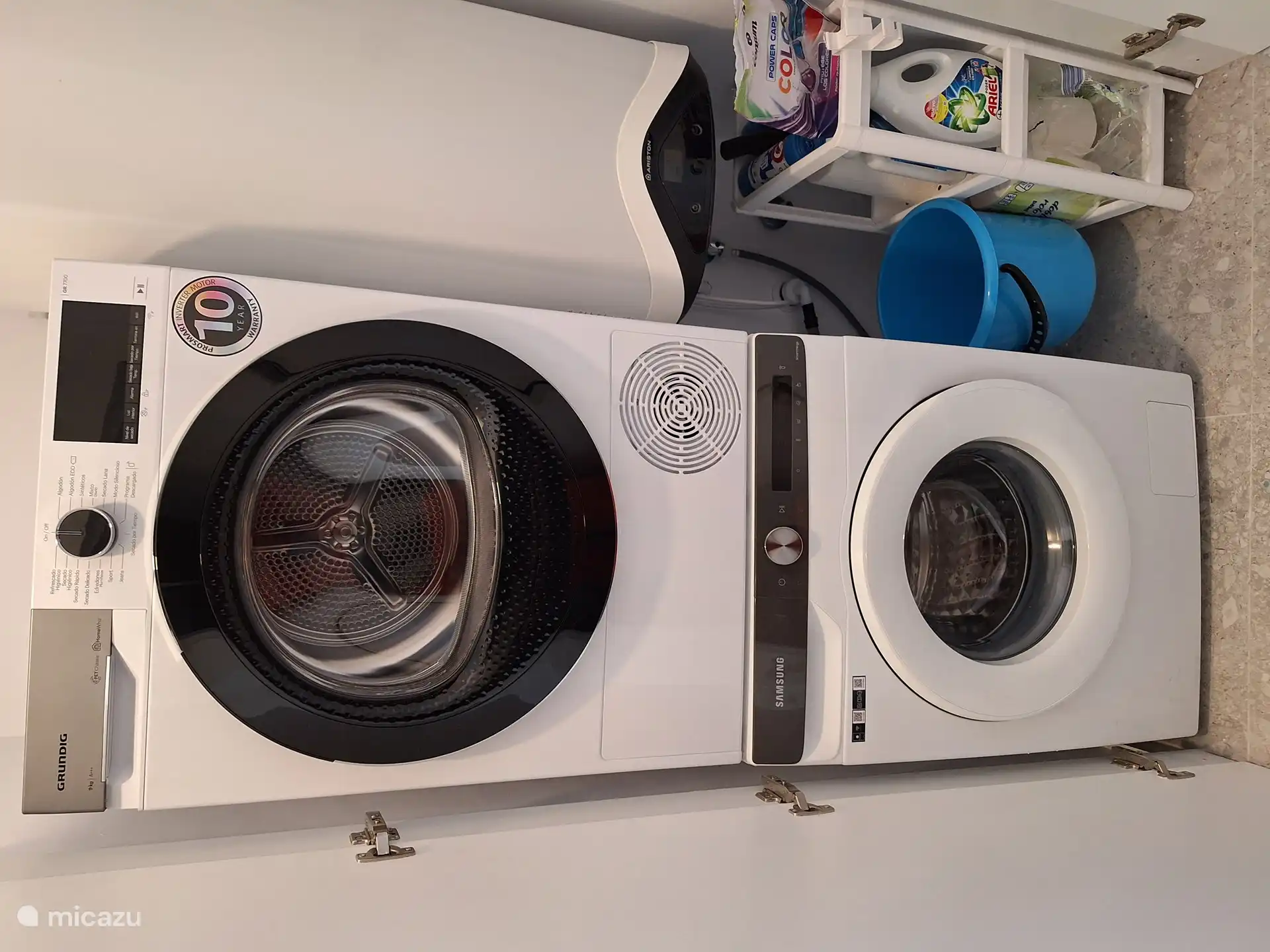 Gegenüber dem separaten Badezimmer finden Sie hinter den Türen die Waschmaschine und den Trockner. Sehr praktisch, um in der Zwischenzeit sauber und frisch zu bleiben!  