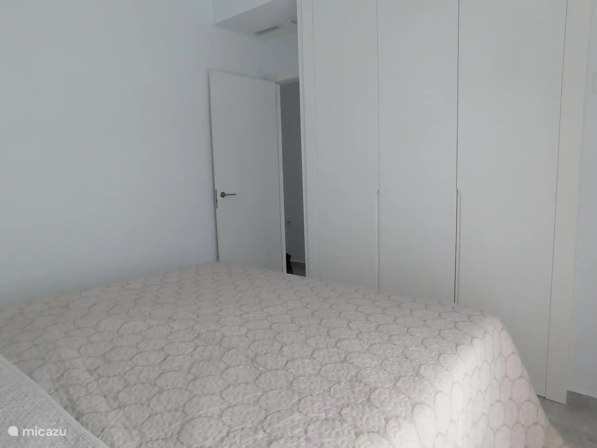 Geräumige Kleiderschränke im mittleren Schlafzimmer. Sogar ein großer Flugzeugkoffer passt hinein. 