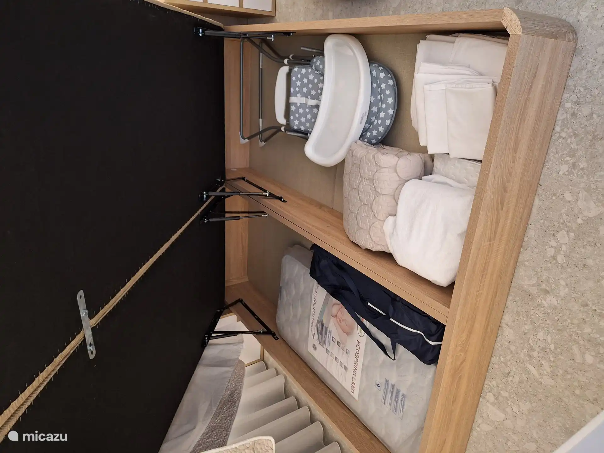 Im mittleren Schlafzimmer finden Sie unter dem Bett (leicht hochklappbar) alle Sachen für Babys: Bett / Matratze und Hochstuhl. 