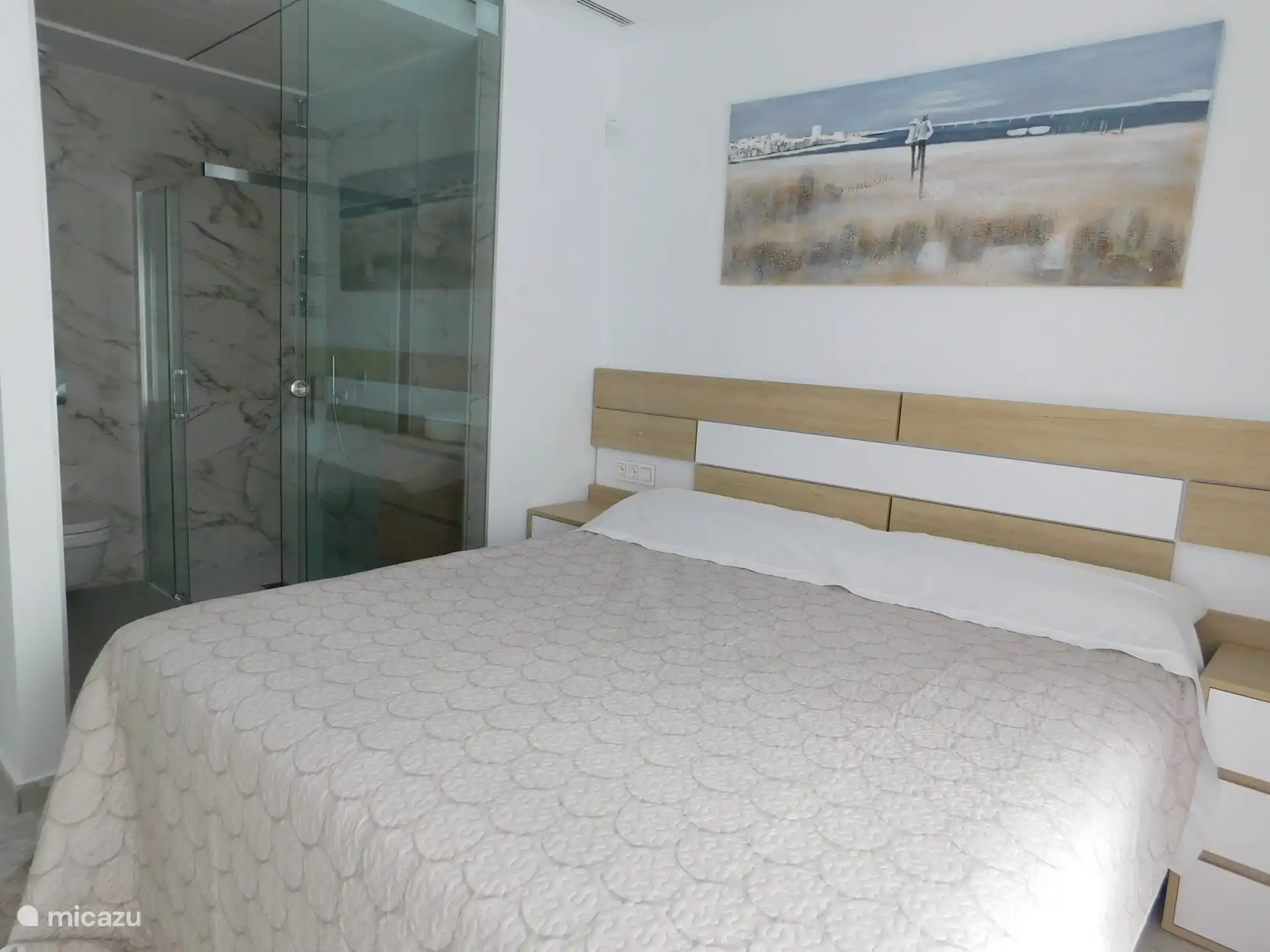 Hauptschlafzimmer mit eigenem Bad 