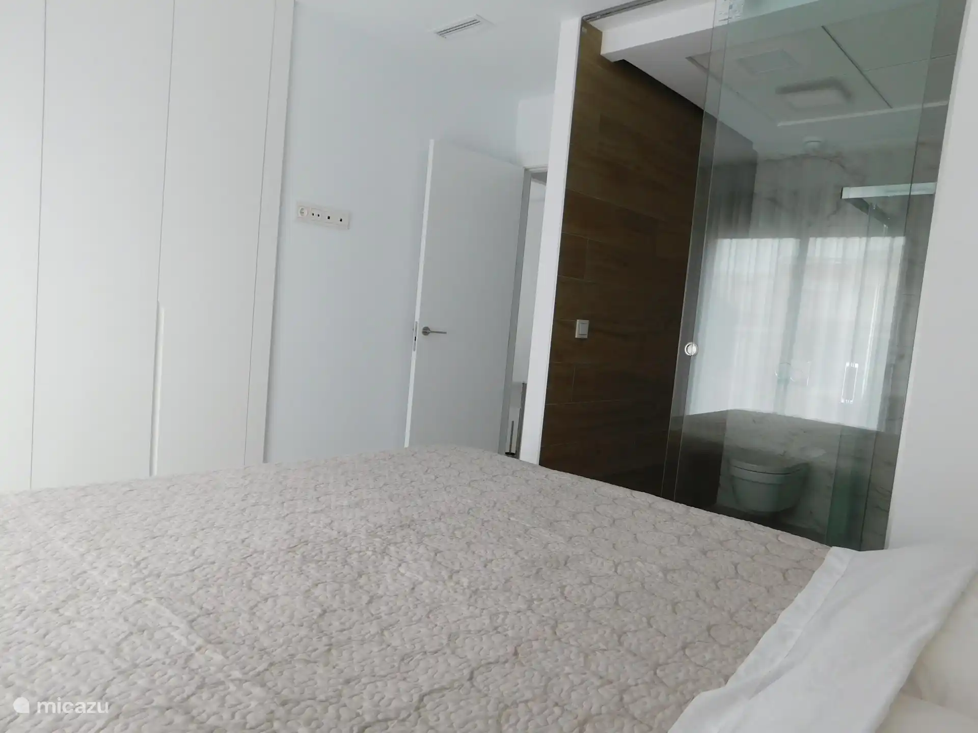 Auch im Hauptschlafzimmer gibt es geräumige Kleiderschränke 