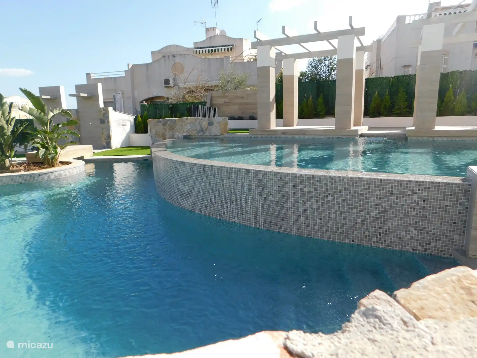 Großes Schwimmbad mit Höhenunterschieden. Ideal auch für kleinere Feriengäste. 