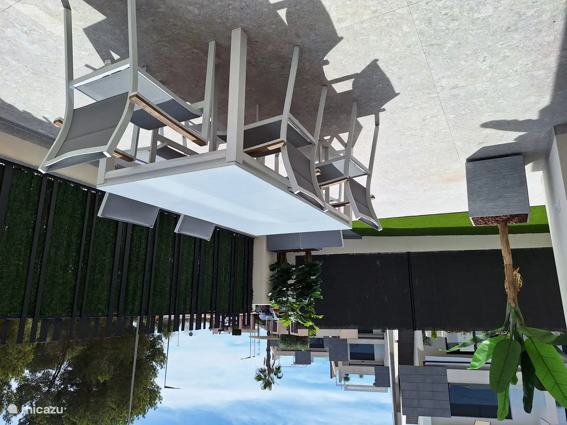 Gemütliche und geräumige vordere Terrasse, ausgestattet mit elektrischer Markise (funktioniert mit Fernbedienung), geräumigem Esstisch mit 6 Stühlen. 