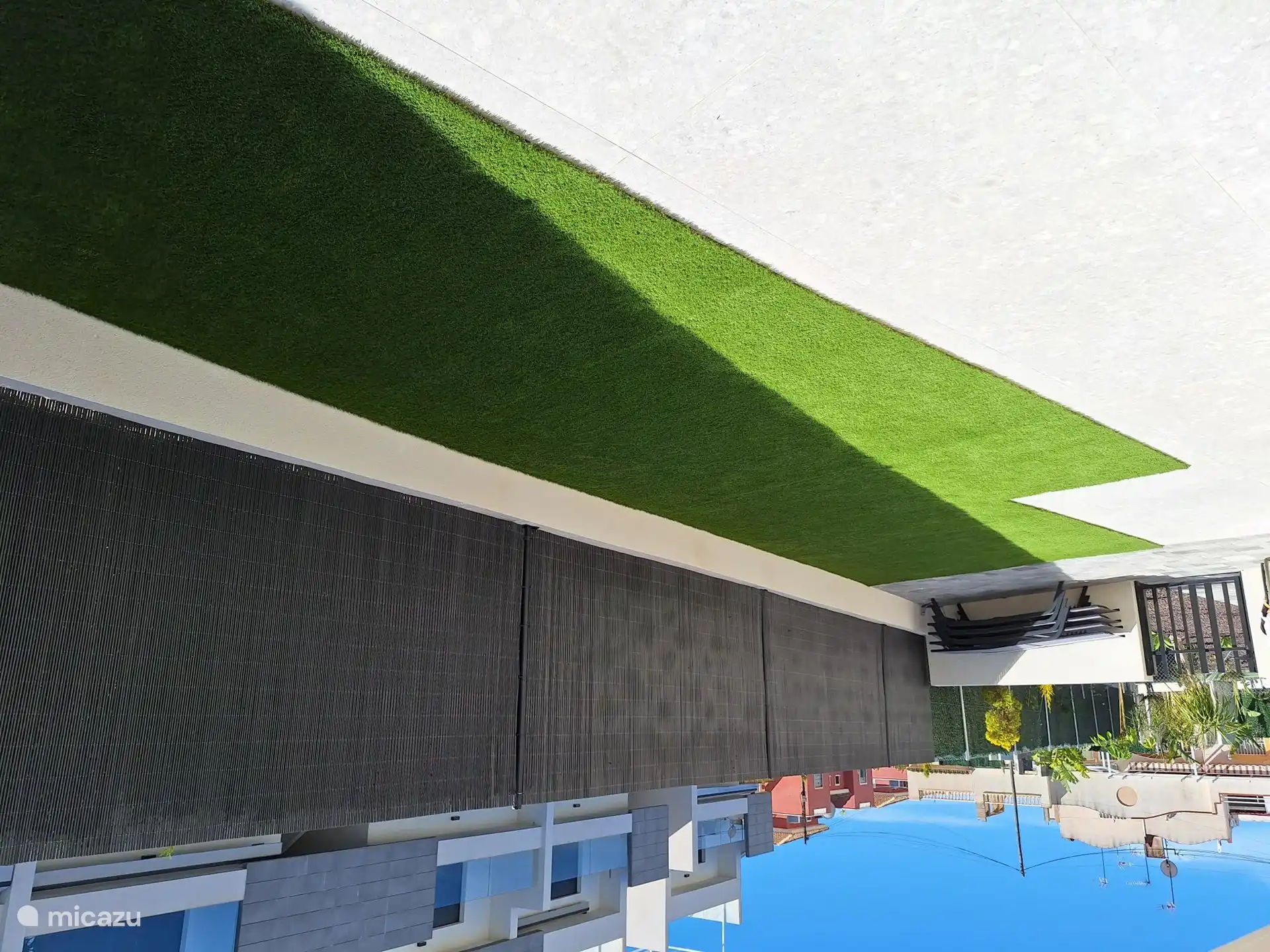 Vordere Seitenterrasse. Wir haben 4 Sonnenliegen, die auch für die Liegeflächen am Pool genutzt werden können.   