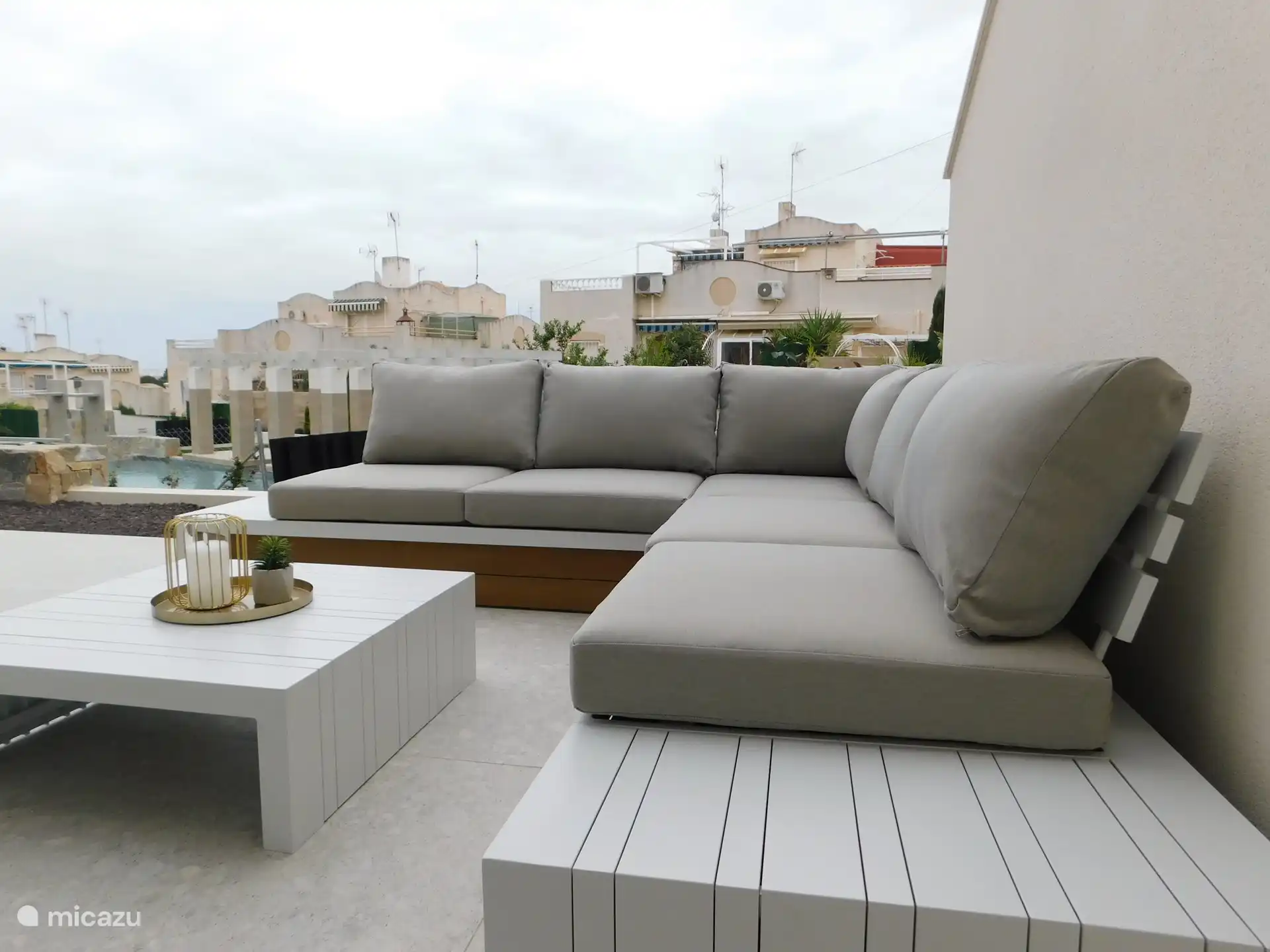 Gemütliche hintere Terrasse mit gemütlichen Sitzgelegenheiten und direktem Blick auf den Pool