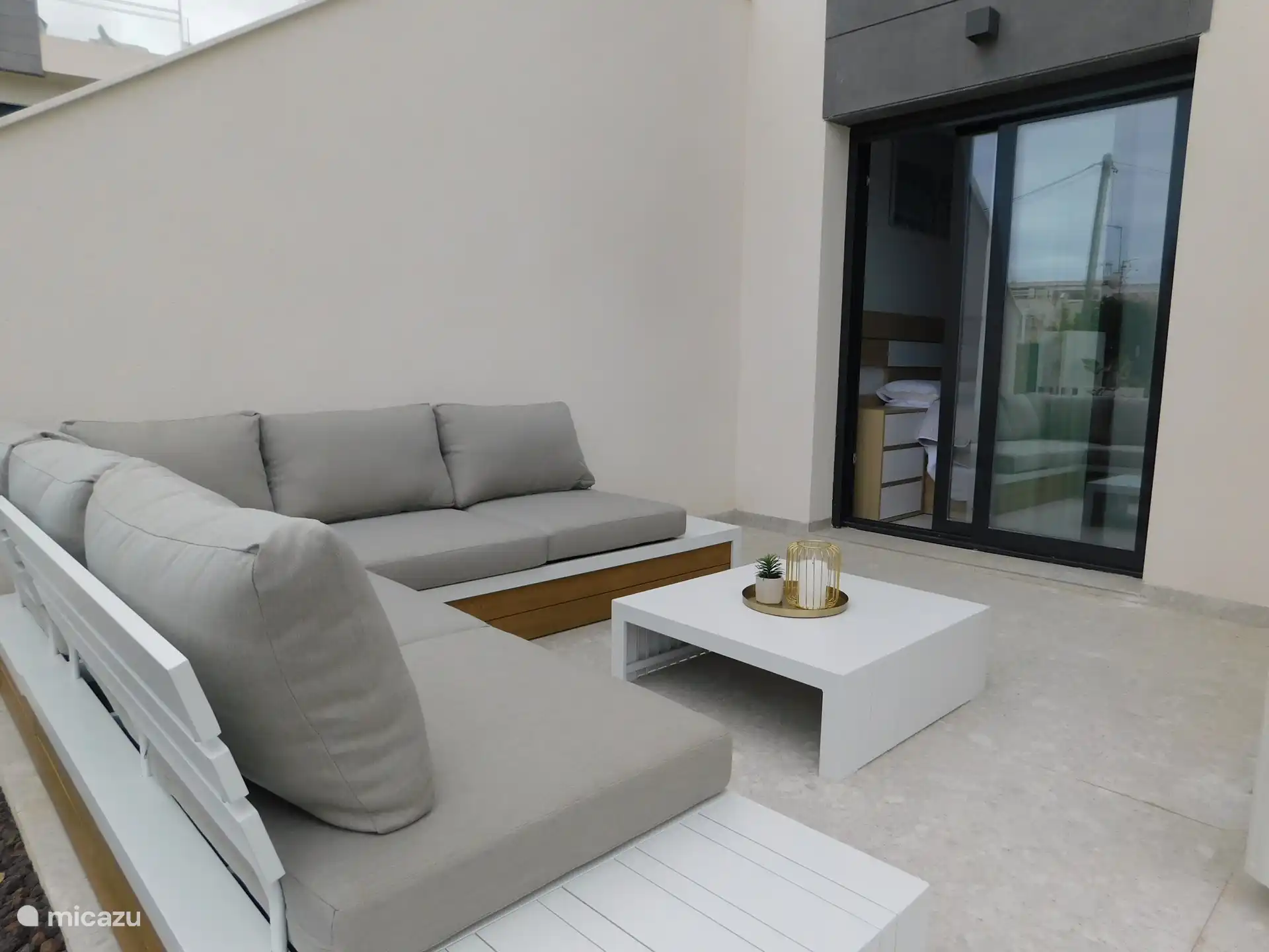 Hintere Terrasse mit Schiebetüren des mittleren Schlafzimmers