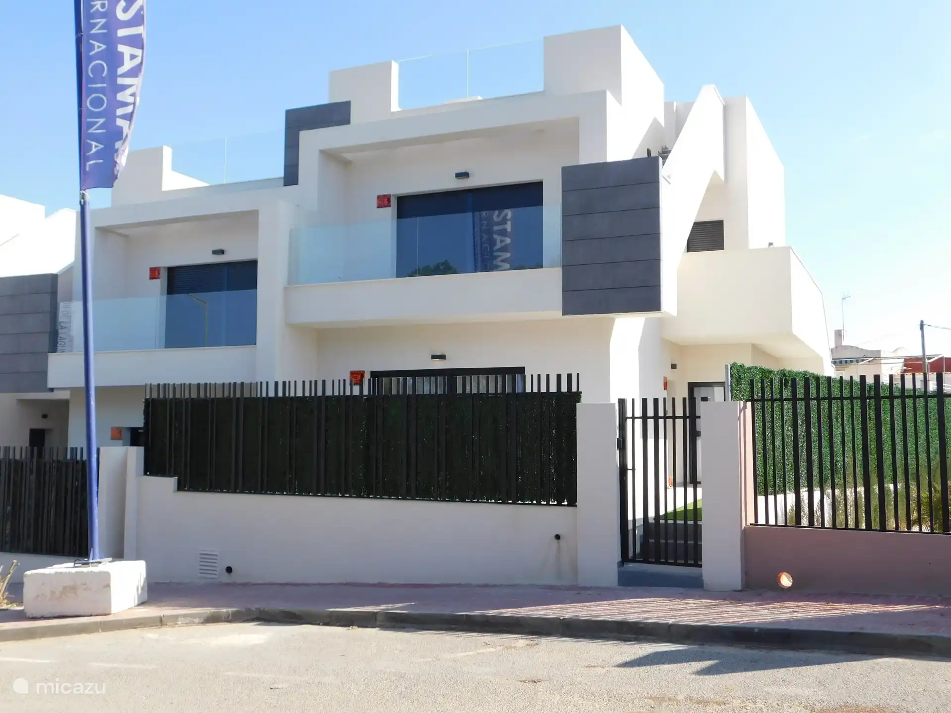 Front Casa Los Padres: privates Eingangstor an der (öffentlichen) Straße mit Parkplatz vor der Tür!