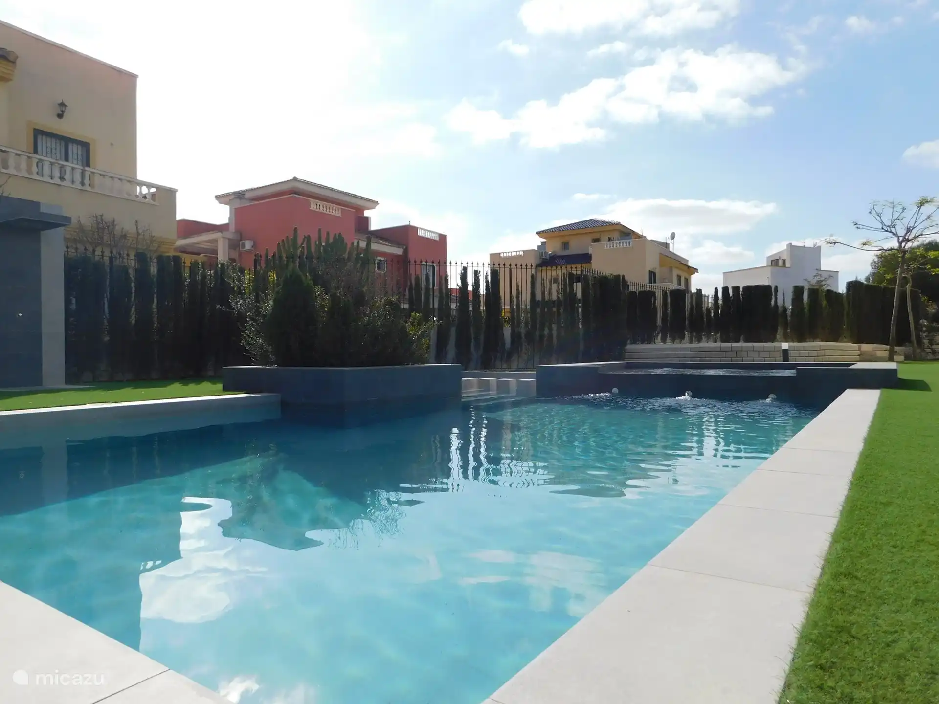 Große Auswahl aus den 4 verschiedenen Swimmingpools, alle mit separaten Liegeflächen (bitte bringen Sie Ihre eigenen Sonnenliegen mit)