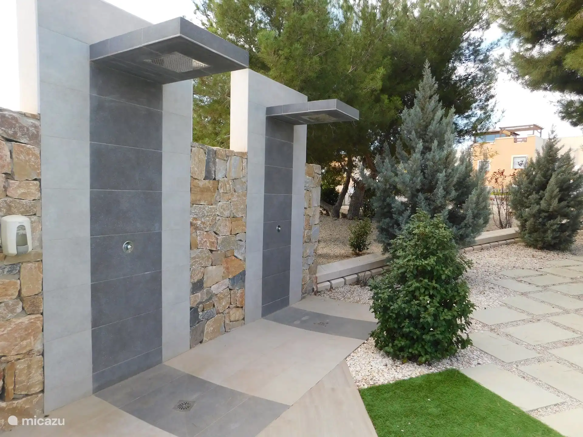 Duschen sind ebenfalls vorhanden