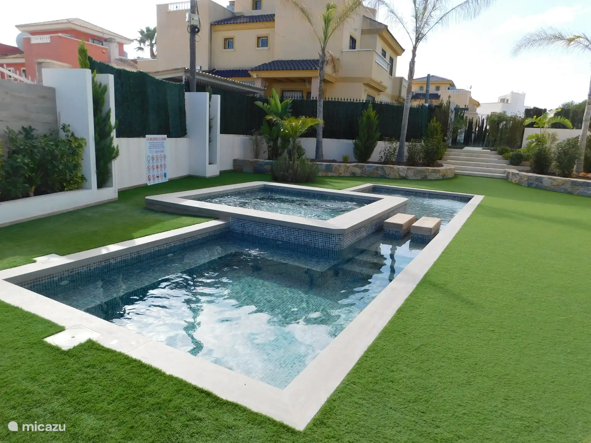 Schwimmbad mit integriertem beheiztem Whirlpool. Entspannen Sie auch abends bis 22 Uhr bei gemütlicher Beleuchtung rundherum
 