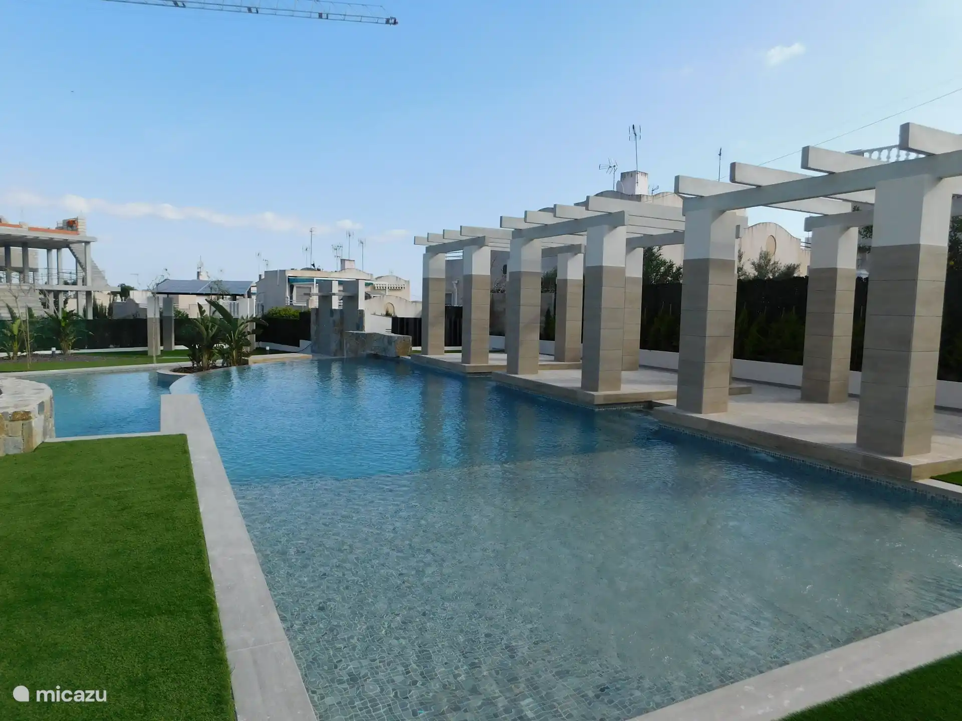 Größter und neu gebauter Swimmingpool (direkt angrenzend an die hintere Terrasse der Wohnung) 