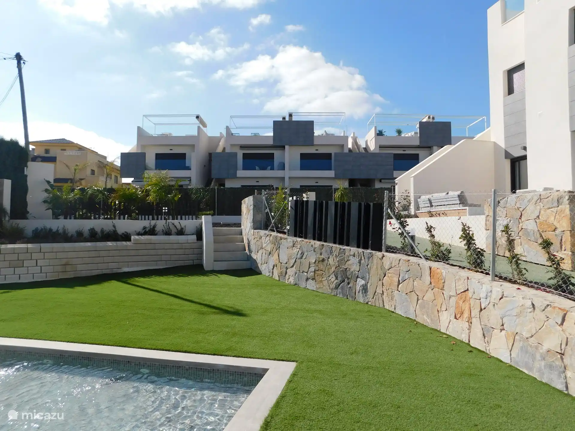 Wie Sie sehen können. Sie gehen buchstäblich von der hinteren Terrasse zum Swimmingpool.  