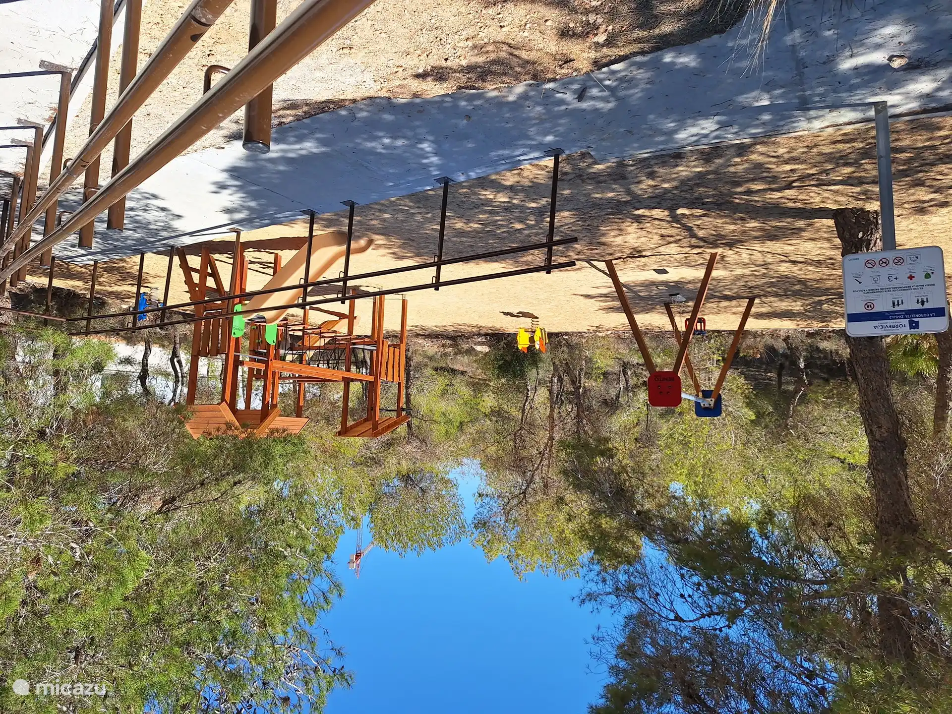 An der Vorderseite, direkt gegenüber der Wohnung, befindet sich ein nagelneuer Spielplatz. 