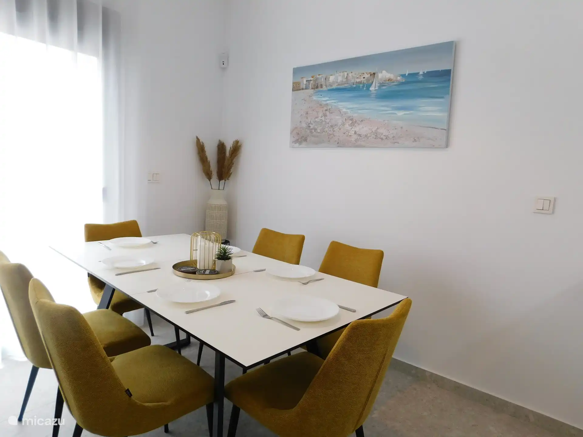 Großer (ausziehbarer) Esstisch mit sechs bequemen Stühlen