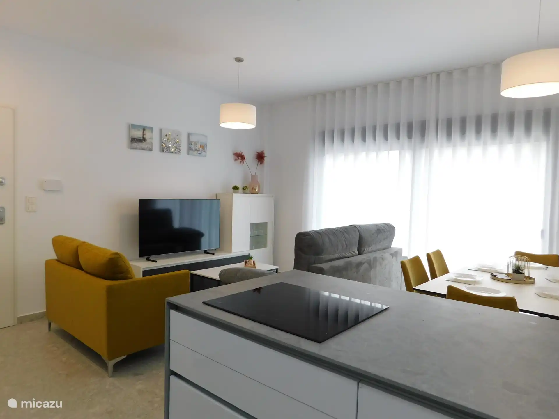 Geräumiges Wohnzimmer