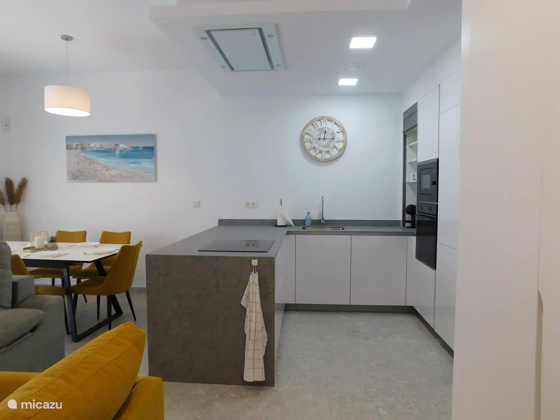 Geräumige und moderne Küche, die komplett ausgestattet ist