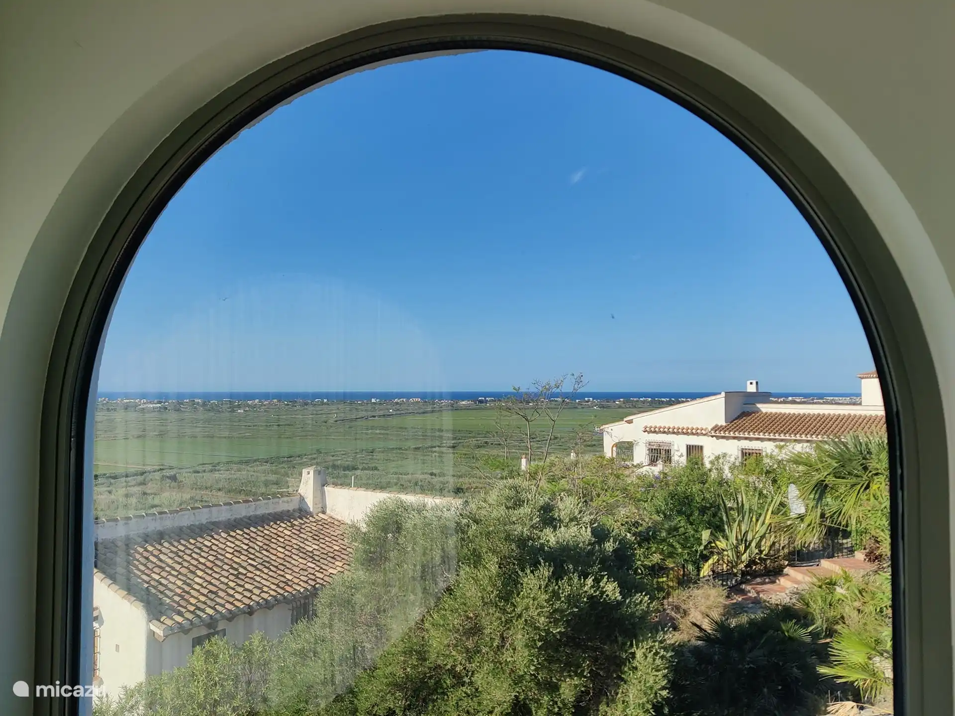 Ausblicke vom Wohnzimmer, auf das Meer, durch das Naturschutzgebiet bis hin zu den Bergen.