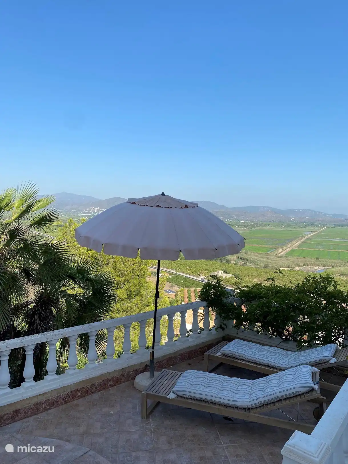 Terrasse an der Seite
