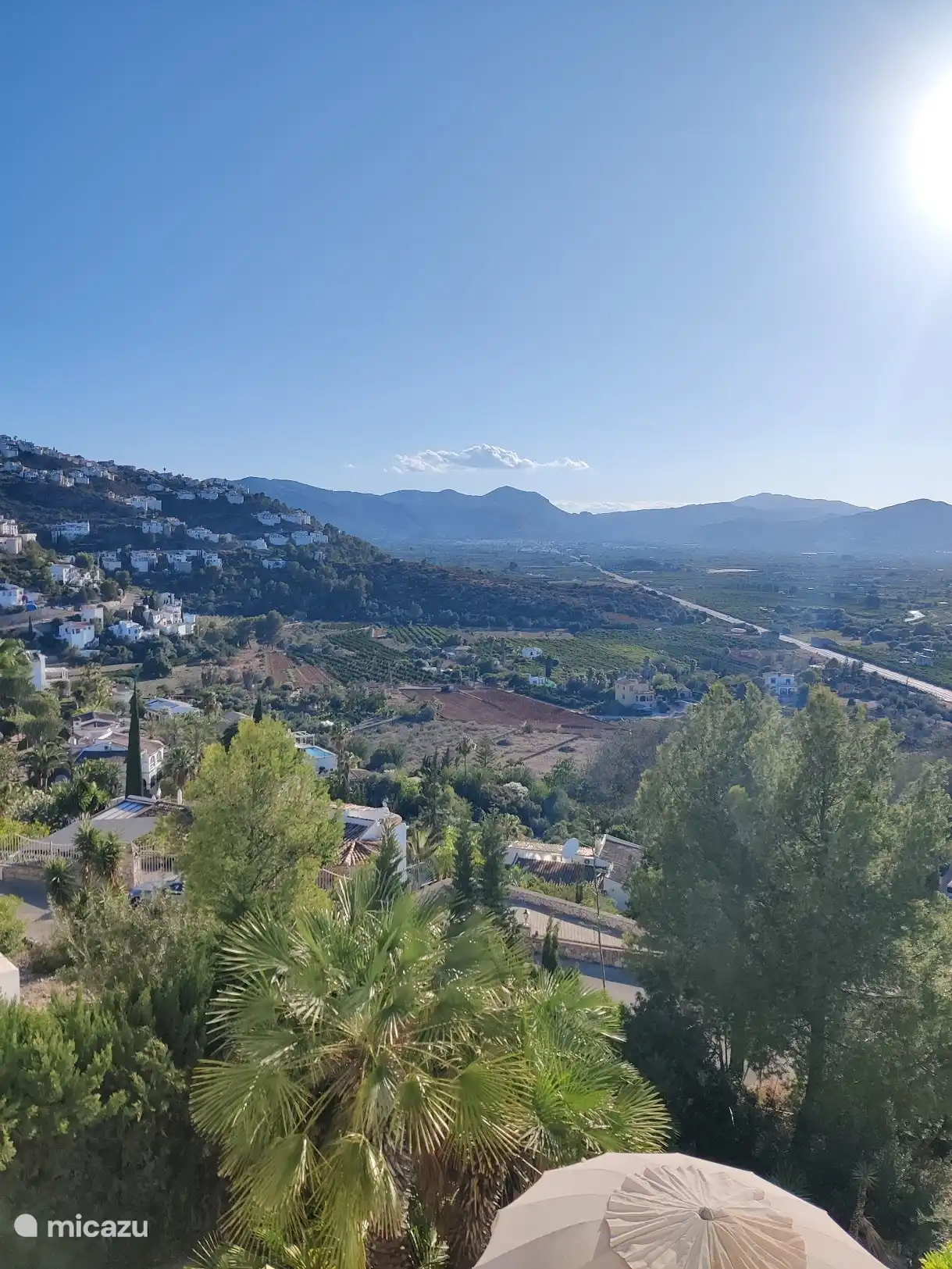 Blick von einer Seite des Gartens. Viel Platz und Natur zwischen den Häusern/Grundstücken.