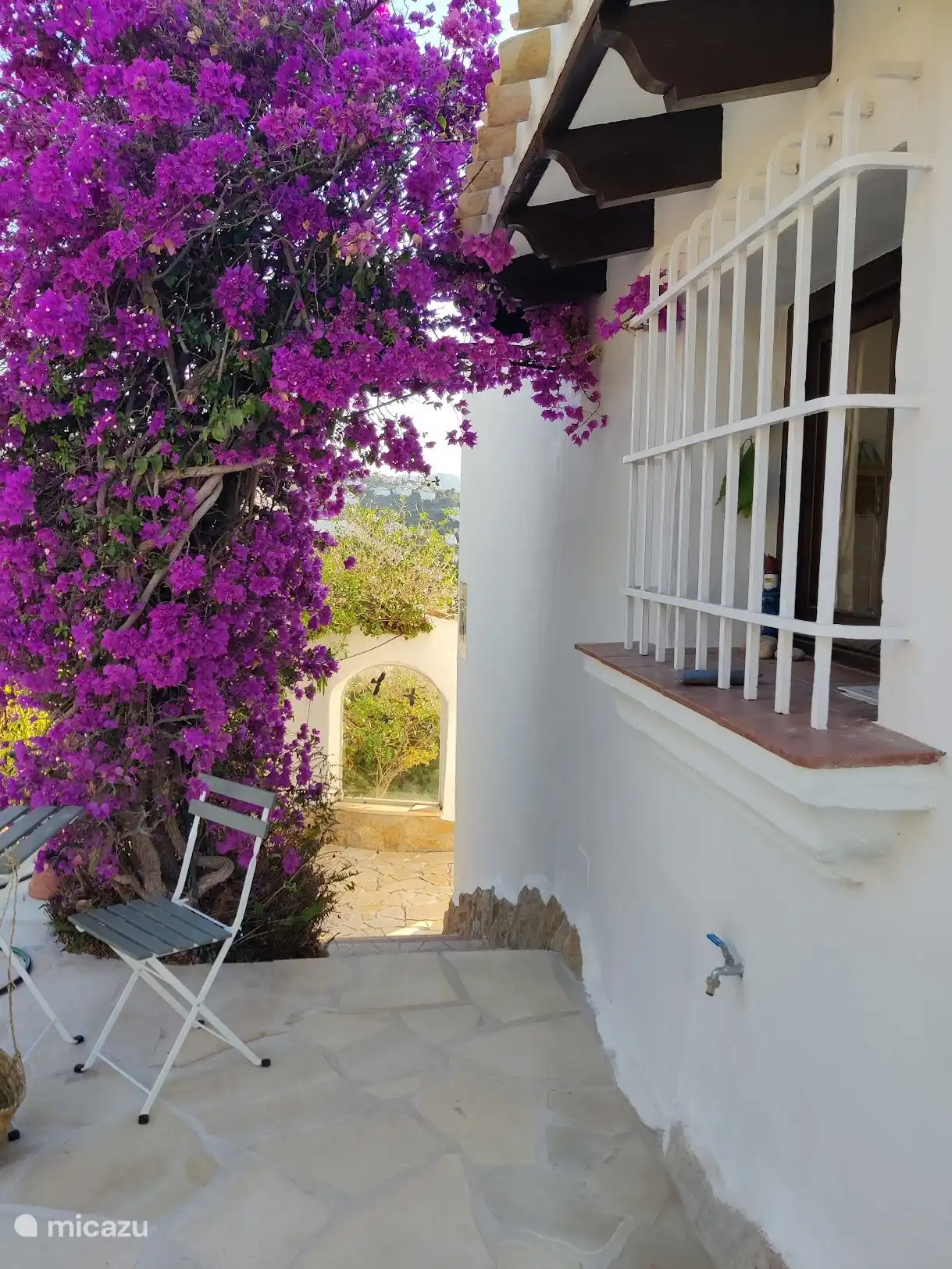 Blick an der Seite des Hauses hinunter.