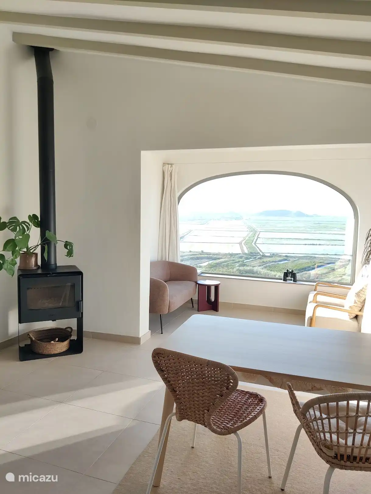 Wohnzimmer mit Kamin