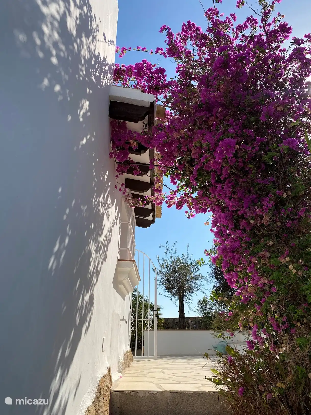 Die Seite des Hauses ist nach oben.