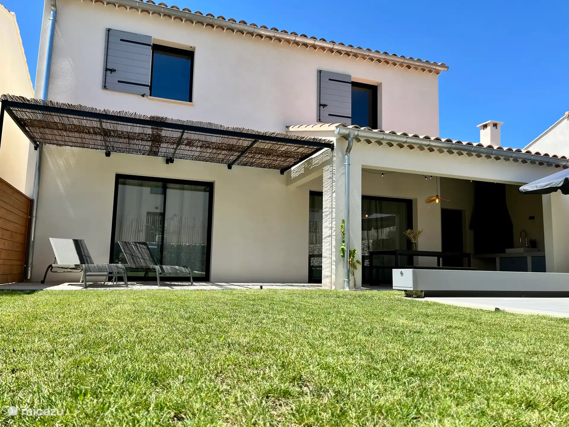 Tuin met zwembad en overdekte keuken/terras