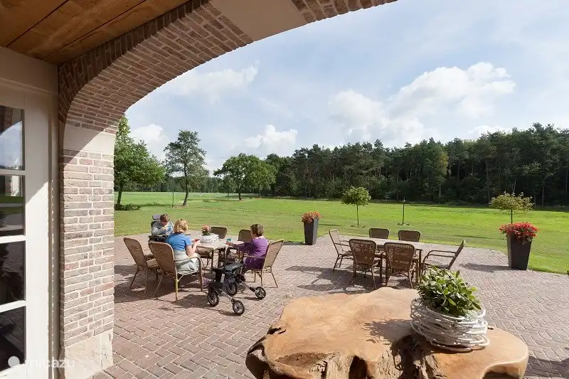 A (überdachte) Terrasse zur Verfügung, wo man einen herrlichen Blick über die weiten Wiesen und die umliegenden Wälder.