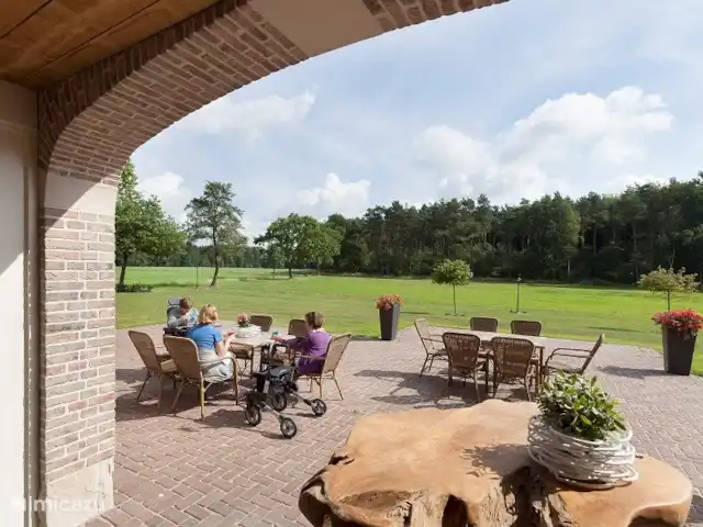 La vue sur la terre | Pays-Bas, Overijssel, Losser - maison de vacances Il y a une terrasse (couverte) d'où vous avez une belle vue sur les vastes prairies et les forêts environnantes.