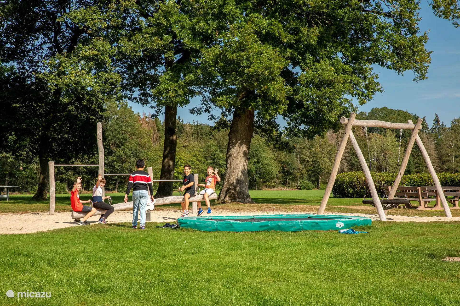 Spielplatz mit Trampolin 