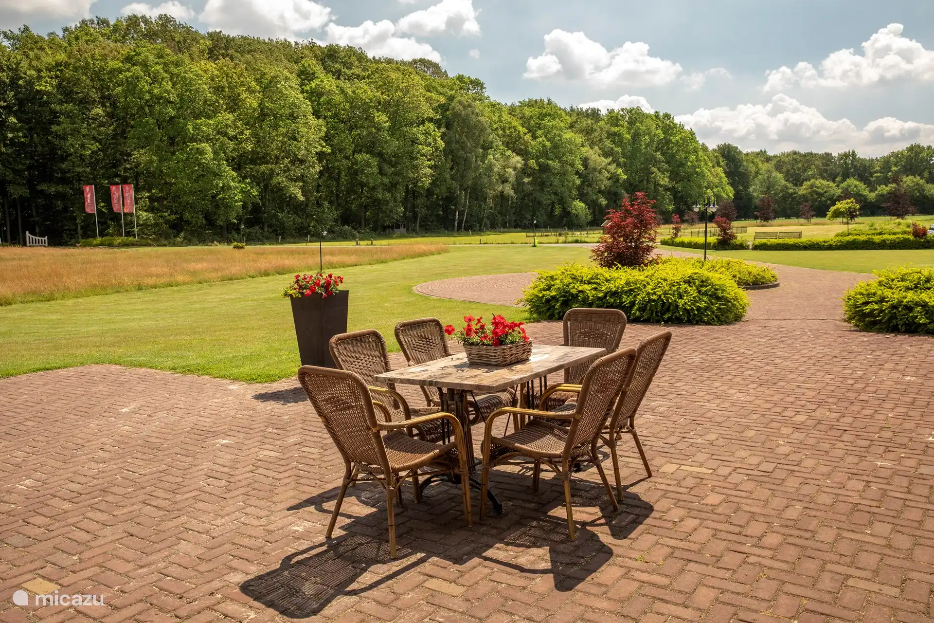 2 Terrassen, davon 1 überdachte Terrasse 