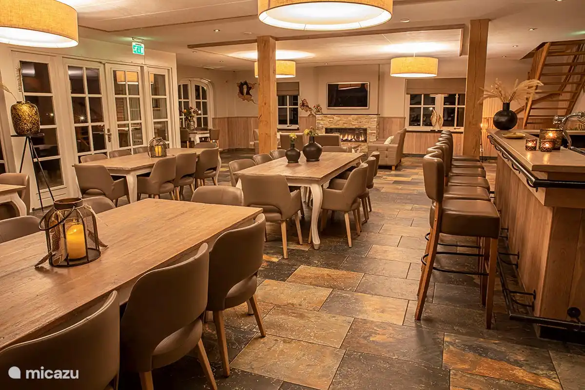 Gemütliches Wohnzimmer mit Kamin und eigener Bar. Der Fernseher verfügt über einen HDMI-Anschluss